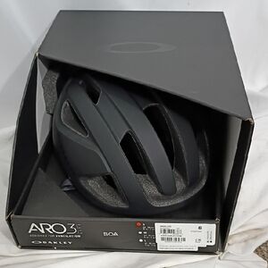 NIB Oakley ARO3 Lite Boa Cycling Helmet designed for ventilation Sz Small Black